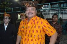 Bupati Morowali Utara  Aptripel Tumimomor yang proses pemakamannya menggunakan protap Corona. Foto: int 