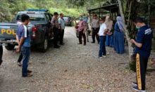 Bupati KKuasningmeninjau posko cegat Covid-19 (foto/Zar)