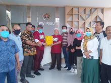 PWI Peduli menyerahkan bantuan kepada wartawan anggota PWI