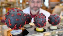 Pembuat cokelat, Jean-François Pre menunjukkan telur paskah berbentuk seperti Virus Corona di tokonya di Landivisiau