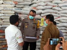Gugus Tugas Covid-19 Inhil lakukan peninjauan stok beras di Bulog Tembilahan (foto/Rgo)