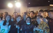 Wali Kota Surabaya Tri Rismaharini bersama motivator Tung Desem Waringin