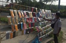 Salah satu penjual masker di Jalan sudirman