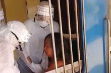 Seorang perempuan kereta di Thailand yang akhirnya diringkus karena meludahi penumpang lain. Foto: int 