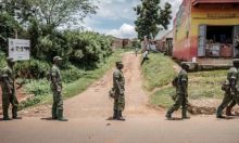 Sebanyak 10 polisi Uganda ditahan karena memaksa puluhan perempuan menggosok kemaluan dengan lumpur karena melanggar jam malam (Foto: AFP)