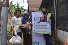 Yayasan Baitul Maal (YBM) PLN Unit induk Penyaluran dan Pusat Pengatur Beban Sumatera (P3BS) Bersenergi bersama Inisiatif Zakat Indonesia (IZI) Perwakilan Riau memberikan bantuan 100 paket sembako dan santunan uang tunai (foto/ist)