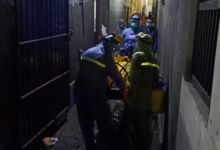 Proses evakuasi jenazah yang menggunakan protap virus Corona. Foto: int 