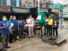 PT Riau Andalan Pulp and Paper (RAPP) dan PT Asia Pacific Rayon (APR) melalui program Community Development (CD) memberikan bantuan peralatan cuci tangan praktis kepada masyarakat di Pangkalan Kerinci (foto/ist)
