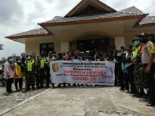 Camat Sentajo Raya Drs. Akhyan Armofis juga turut serta melakukan penyemprotan cairan desinfektan (foto/Zar)