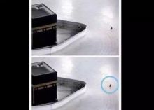 Seorang petugas kebersihan duduk bersimpuh sendiri dibdepan Ka'bah