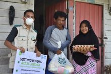 Yayasan Baitul Maal (YBM) PLN Unit Pelaksana Transmisi (UPT) Pekanbaru gandeng Inisiatif Zakat Indonesia (IZI) Perwakilan Riau untuk membagi bantuan 200 paket sembako serta santunan uang tunai (foto/ist)