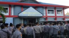 Petugas kepolisian bersiaga di depan Lapas Tuminting. (Foto: zonautara.com/Ronny Buol) 