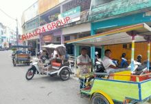 Tukang becak dan buruh di Bengkalis mulai kesulitan mencari penghasilan (foto/Hari)