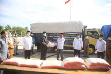 Melalui Bupati Siak,komisioner Baznas Kabupaten Siak Menyalurkan LIMBAKO kepada kaum Mustahik kaum Duafa keluarga Kurang mampu terutama yang terdampak musibah Non Alam Virus Corona (foto/Lin)