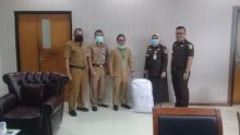 Pihak Kejaksaan Negeri (Kejari) Bengkalis mendatangi Posko Gugus Tugas Percepatan Penanganan Corona Virus Disease 2019 (Covid 19) Kabupaten Bengkalis untuk memberi bantuan APD (foto/Hari)