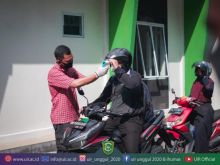 Pemeriksaan suhu tubub di pintu masuk kampus UIR