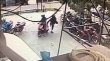 Dua penyerang anggota Polisi di Poso yang sempat terekam kamera CCTV di lokasi kejadian. Foto: int 