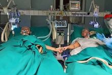 Pasutri lansia Giancarlo (73) dan Sandra (71) merayakan ulang tahun emas pernikahan dengan saling bergandengan tangan dan tubuh dipenuhi peralatan medis. Foto: int 