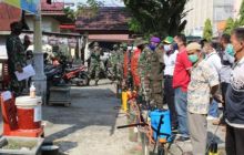 Personil Kodim 0314/Inhil bersama dengan Staf Kelurahan Tembilahan Kota, Ormas PSMTI, para ketua RW dan RT di lingkungan Tembilahan Kota, dan Menwa UNISI terus lakukan upaya pencegahan penyebaran virus Corona (foto/Rgo)