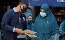 TP-PKK Inhil di bawah kepemimpinan Hj Zulaikhah Wardan SSos ME, menggalakkan kegiatan Peduli Covid-19, dengan memproduksi masker kain buatan tangan (foto/Rgo)