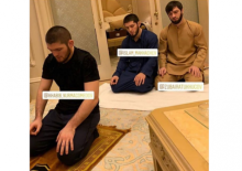 Khabib Nurmagomedov jadi imam salat dua rekannya sesama petarung MMA. Foto: int 