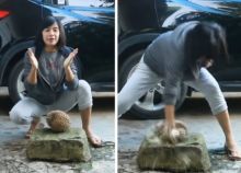 Chintya Candranaya membelah durian pakai tinjunya (foto/int)