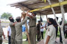 Kasatpol-PP Pekanbaru Agus Pramono turun melakukan penyegelan