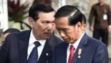 Luhut saat membisikkan sesuatu kepada Jokowi