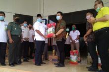 Perkumpulan Petani Sarang Walet Nusantara (PPSWN) dan Perkumpulan Sosial Masyarakat Tionghoa Indonesia (PSMTI) kabupaten Siak menyalurkan bantuan sembako bagi masyarakat yang terdampak Corona Virus disease (Covid-19) di Kecamatan Siak, Kabupaten Siak, Riau (foto/Lin)