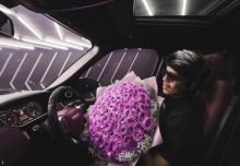 Atta Halilintar bawa bunga ungu, untuk Aurel Hermansyah? (Foto/int)