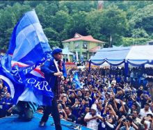 Politisi Partai Demokrat Hinca Pandjaitan saat membawa bendera partai (foto/int)