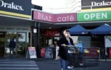 Seorang pembeli ingin mengembalikan tisu toilet yang telah diborongnya. Foto: int