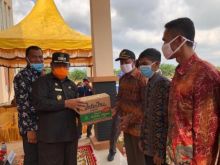 Pemerintah Kabupaten (Pemkab) Rokan Hilir (Rohil) mulai menyalurkan sembako bagi warga yang terdampak Covid-19 (foto/ist)