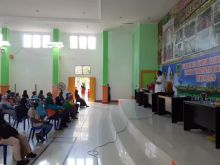 Dinas Lingkungan Hidup (DLH) Rokan Hilir (Rohil) menerapkan secara ketat physical distancing bagi petugas pada saat bekerja (foto/int)