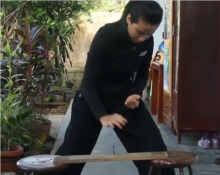 Aksi Chintya menancapkan paku dengan tangan kosong, yang viral di media sosial. Foto: int 