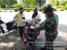 Komando Distrik Militer (Kodim) 0302 Inhu Provinsi Riau, membagikan ratusan màsker untuk masyarakat di dekat Teluk Kuantan (foto/ist)
