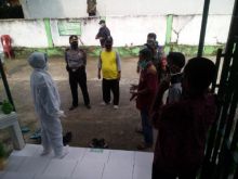 Tim Covid-19 saat evakuasi pria yang meninggal saat salat jumat di Bogor (Foto: Tempo.co)