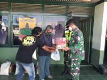 Koramil 09/Singingi yang berada di bawah naungan Kodim 0302/Inhu, membagikan masker dan sembako kepada masyarakat Kecamatan Singingi (foto/Zar)