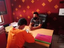 Mulai Kemarin (16/04 /2020) dan seterusnya setiap hari jadwal bezuk Selasa dan Kamis Satreskrim Polres Siak menerapkan Bezuk tahanan secara online dengan menyiapkan layanan vidio call bagi tahanan (foto/Lin)