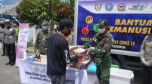 Kodim 0314/Inhil menerjunkan beberapa personil untuk bahu membahu dalam proses penyediaan makanan di Dapur Umum Penanganan Dampak Covid-19 (foto/Rgo)