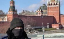 Warga melintasi salah aatu kawasan di ibukota Rusia, Moscow. Rusia kini ikut merasakan dahsyatnya wabah Corona. Foto: int