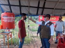 Bupati Rokan Hilir, Suyatno meninjau langsung posko tanggap darurat covid-19 (foto/int)