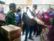 Danramil 02/TP Dampingi Bupati Rohil Suyatno bagikan bantuan sembako di Kecamatan Tanah Putih (foto/ist)
