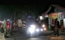 Lurah Kelurahan Maharatu Joko Arif bersama Babinsa, Babinkabtibmas serta masyarakta melakukan pengecekan pada setiap kendaraan yang lewat.