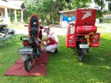 Mekanik Honda yang melakukan servis kendaraan milik konsumen