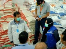 Walikota Pekanbaru Firdaus dan Kepala Dinas Sosial serta jajaran saat memantau kesiapan bantuan sembako