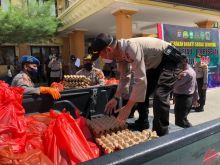Polres Siak dan Polsek Jajaran membagikan 500 Paket Sembako kepada masyarakat yang terdampak Covid -19 diseluruh wilayah Kabupaten Siak (foto/Lin)
