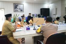 Bupati Siak Alfedri didampingi Kapolres Siak dan sejumlah pimpinan OPD, mengelar Video Conference dengan sejumlah Pimpinan BUMN,  diantaranya Perusahaan Listrik Negara (PLN) Wilayah Riau, Pimpinan Pertamina Wilayah Riau, serta bersama Kepala Bulog Wilayah Riau dan Kepri (foto/ist)