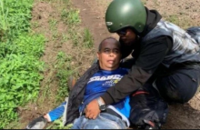 Foto yang beredar di grup Whatsapp.memperlihatkan mantan Bupati Banyuasin Pahri Azhari ditolong rekannya setelah terjatuh dari moge yang dikendarainya. Foto: int 