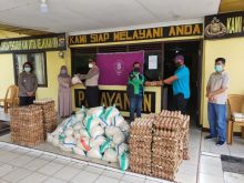 Pembagian sembako di Siak Hulu